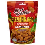 لوز مغطى بطبقة مقرمشة بنكهة باربيكيو مشتعلة